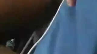 فاتنة سوداء جميلة وجارتها البيضاء يجلسان معًا في مجموعة من ثلاثة أشخاص ، حتى يقوموا جميعًا بوضع نائب الرئيس. فاتنة سوداء جميلة وجارتها البيضاء يجلسان معًا في مجموعة من ثلاثة أشخاص ، حتى يقوموا جميعًا بوضع نائب الرئيس.