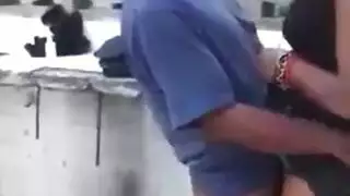 الجد العجوز يمارس الجنس مع فتاة صغيرة على الواقف في مكان مهجور ويجيب شهوته بسرعة الجد العجوز يمارس الجنس مع فتاة صغيرة على الواقف في مكان مهجور ويجيب شهوته بسرعة