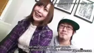 فتاة يابانية ينيكها شاب امام حبيبها بطريقة عنيفة و قوية حتى يقذف على بزازها