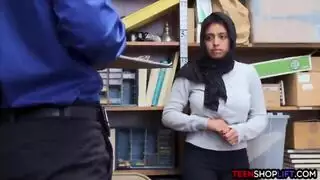 رجل الأمن يمارس اغتصاب محجبة بزازها كبيرة في المكتب لضبطها تسرق المتجر