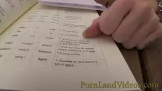 تفتح له فلقاتها الجميلة الكبيرة حتى يدخل زبه في كسها الابيض و هو يغلي من الشهوة