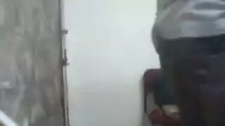 زبه يشعل كسها بالنيك و هو من خلفها يقبلها بحرارة و يداعبها و يتمتع بدفئها زبه يشعل كسها بالنيك و هو من خلفها يقبلها بحرارة و يداعبها و يتمتع بدفئها