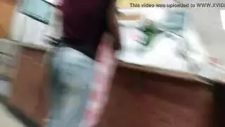 اثنين من السيدات مثير مع وجوه جميلة تواجه اللعنة عارضة ، بينما في الهواء الطلق اثنين من السيدات مثير مع وجوه جميلة تواجه اللعنة عارضة ، بينما في الهواء الطلق