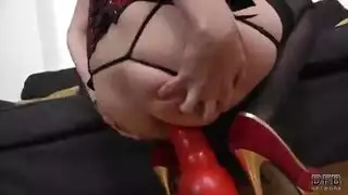 فتاة ممحونة تتناك لأول مرة من زنجي نياك زبه كبير يجعلها تصرخ من المحنة