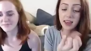 السيدات الساخنة تجعل الحب مع بعضها البعض، في حين أن شركائهم في العمل السيدات الساخنة تجعل الحب مع بعضها البعض، في حين أن شركائهم في العمل