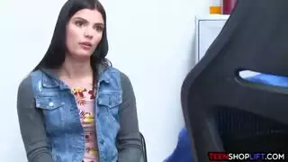 شرطي مول قذر يهيج على فتاة جميلة سارقة ويساومها على نيك كسها الضيق ويستمتع بها شرطي مول قذر يهيج على فتاة جميلة سارقة ويساومها على نيك كسها الضيق ويستمتع بها