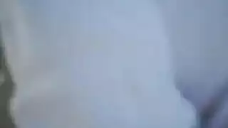 ترتدي أنجي قميصًا وسروالًا أخضر اللون وتقف على الحائط وهي عارية في سريرها