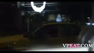 قرر امرأة سمراء أن تصبح ناقتيا ويفعل جميع أنواع الأشياء المشاغب لكسب بعض المال. قرر امرأة سمراء أن تصبح ناقتيا ويفعل جميع أنواع الأشياء المشاغب لكسب بعض المال.