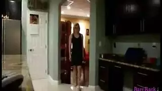 زوجها يضاجع ابنتها في غرفتها في سكس ساخن جداً، والأم مبسوطة وتمارس الاستمناء