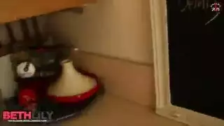 ليلي في حالة سكر بعض الشيء ، لكنها تعرف كيفية القيام بعمل على أكمل وجه