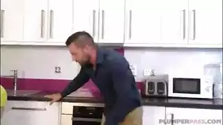 خادمة تغري سيدها بطيزها الكبيرة يسخن عليها و ينيكها و ويرضعها زبه الكبير