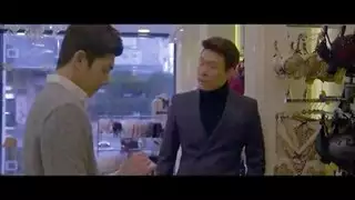 اثنين من الرجال يتمتعون بالحصول على الآيس كريم على الجليد من سورين دي مير، الذي يربط صعودا وهبوطا اثنين من الرجال يتمتعون بالحصول على الآيس كريم على الجليد من سورين دي مير، الذي يربط صعودا وهبوطا