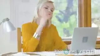 موظفة شقراء تشاهد فيلم سكس و تداعب كسها من تحت سطح المكتب وزميلها ينيكها في كسها