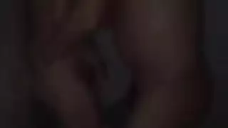 شقراء ، امرأة صينية تقوم بغسيل الملابس في غرفة الغسيل في وقت متأخر من بعد الظهر شقراء ، امرأة صينية تقوم بغسيل الملابس في غرفة الغسيل في وقت متأخر من بعد الظهر