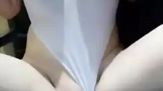 لا تستطيع الفتاة الآسيوية التركيز على الإطلاق أثناء ممارسة الجنس ، لأنها شديدة الشهوة بحيث لا تستطيع التراجع