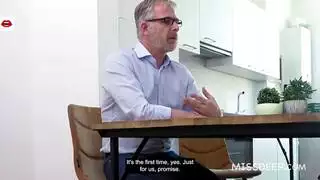 هذا الرجل الأكبر سنًا لديه فتاتان تبلغان من العمر 20 عامًا يمارس معهم الكثير من الجنس هذا الرجل الأكبر سنًا لديه فتاتان تبلغان من العمر 20 عامًا يمارس معهم الكثير من الجنس