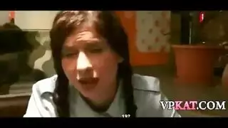 امرأة سمراء ذات ذيل الحصان مع الأقواس ، تقبيل تارا هوليداي حبيبها الجديد وتستعد لركوب قضيبه الصعب