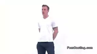 يرضع حلماتها بحرارة و هي تقرب له بزازها الجميلة و تشعر باجمل متعة جنسية