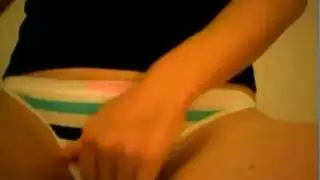 الفتاة اللطيفة يجب أن تتبول في الخارج بدون سراويل داخلية أو ملابس داخلية