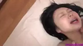 لقد قام يوري ياماموتو بإغواء رجل تحبه وهو يمص قضيبه ، بينما يكون منتشيًا لقد قام يوري ياماموتو بإغواء رجل تحبه وهو يمص قضيبه ، بينما يكون منتشيًا