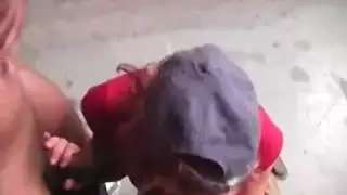 ثلاثة ديكس داكنة ضخمة في فصل الربيع